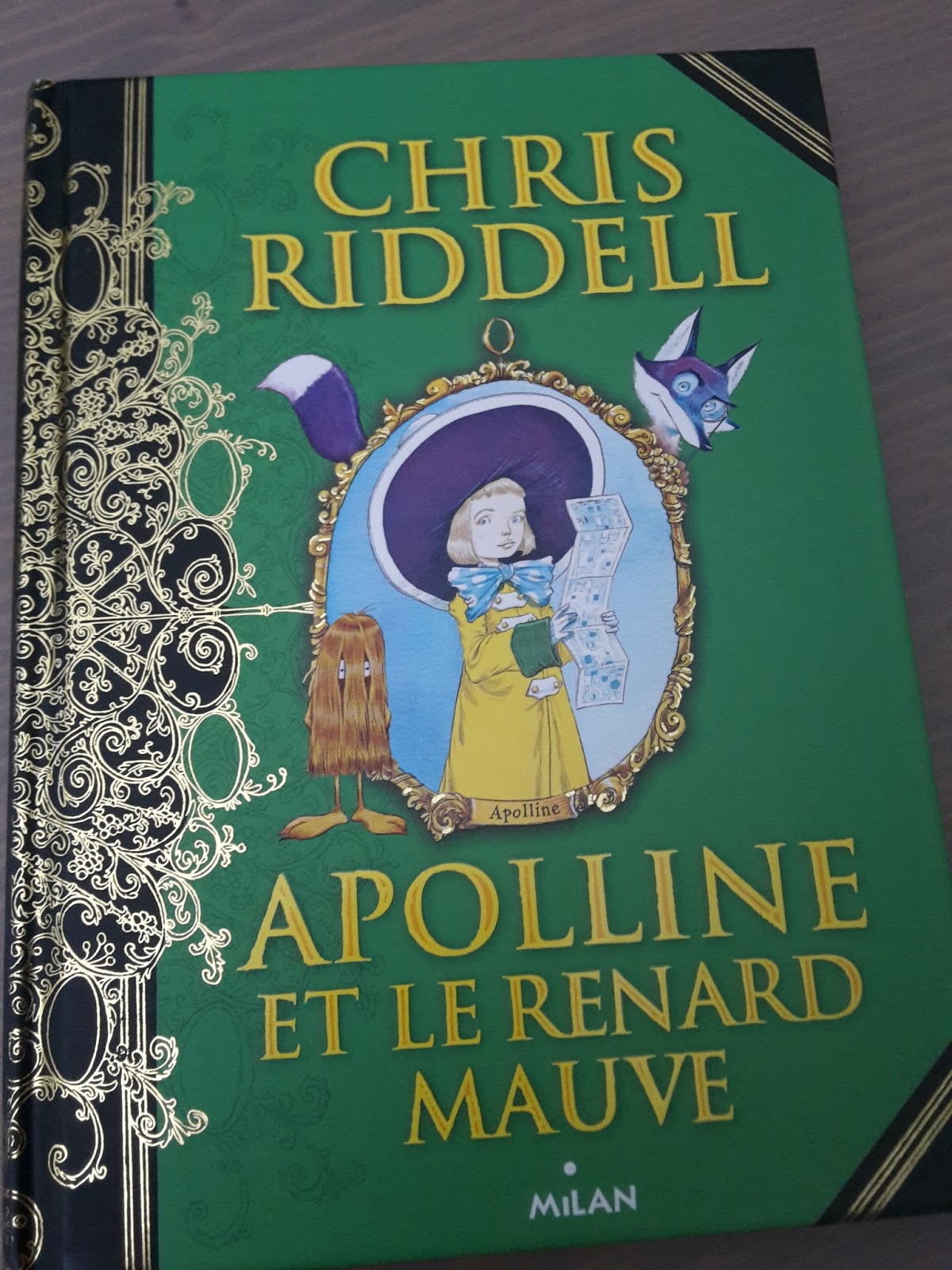 Sous le feuillage Apolline et le renard mauve