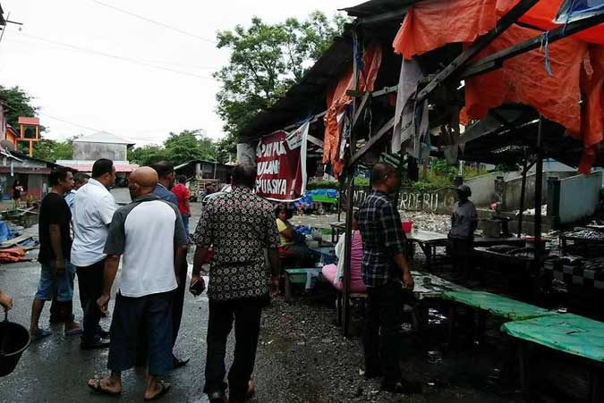 DPRD Ambon Tinjau Pasar Waiheru Dan Rumahtiga “Kami telah kunjungi pasar Waiheru dan Rumahtiga, untuk melihat proyek-proyek yang dibangun menggunakan APBD 2016 atau DAK. Dan yang menjadi persoalan, kedua pasar tersebut masih kekurangan berbagai fasilitas diantaranya pemasangan daya listrik, profil tank serta berbagai hal lainnya. Sehingga dari hasil evaluasi tersebut, komisi akan mengusulkan berbagai kekurangan yang ada untuk dianggarkan pada Anggaran Pendapatan dan Belanja Daerah (APBD) Perubahan 2017,” Ungkap Ketua Komisi II, Lucky Upu Latu Nikijuluw,