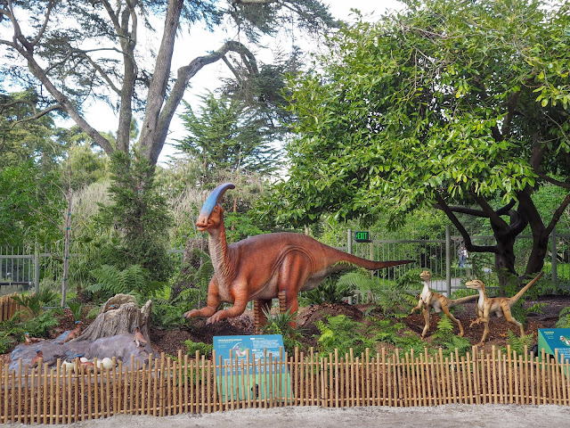 Parasaurolophus and Troodon dinosaurs