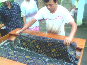 Praktek Pewarnaan Batik Di Sentra Batik Kemanukan