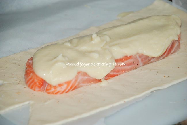 Colocar el salmón encima del hojaldre y echar bechamel Colocar el salmón encima del hojaldre y echar bechamel