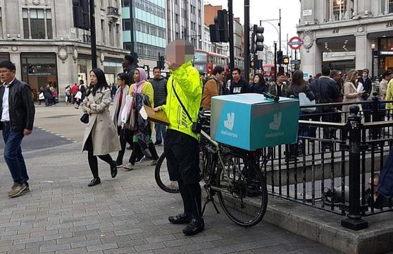 Distribuidor de comida por delivery predica el Evangelio en las calles Joven trabajador de delibery predica en la calle