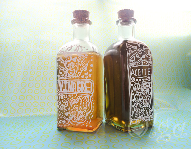 como decorar botellas de cristal con letras y etiquetas.how to decorate crystal bottle whith letter and tags