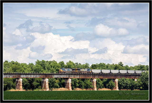 CSX 158 and CSX 675 lead a train on the Henderson Subdivision's Henderson Bridge.