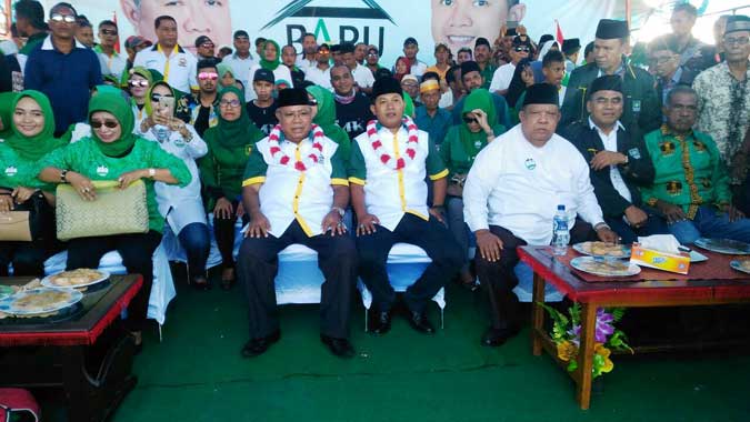 20.000-an Masyarakat Buru Hadiri Deklarasi Pasangan “BARU” Namlea, Malukupost.com - Lebih dari 20.000-an massa menghadiri acara deklarasi pasangan Bakir Lumbessy (Bakir) – Amrullah Madani Hentihu (Rully) yang dikenal dengan jargon “BARU” di kawasan Simpang Lima Namlea, Minggu ( 23/10). Dalam deklarasi itu, pasangan “BARU” mengikat janji akan menaikkan anggaran bagi desa Rp1 - 3 miliar per tahun. Dalam tempo dua tahun, program itu tak terwujud, maka keduanya akan meletakkan jabatan bupati-wakil bupati. Berdasarkan pantauan, massa berdatangan dari 10 penjuru kota kecamatan di Kabupaten Buru. Mereka yang bertolak dari desa-desa terjauh sudah dilakukan dari pagi hari. Sedangkan dari wilayah Kecamatan Batabual, dikerahkan kapal milik PT Pelayaran Samudra sebanyak dua unit untuk mengangkut massa. Sejak pukul 11.00 wit massa mulai mendatangi lokasi deklarasi pasangan “BARU”. Namun lautan massa mulai memuncak terjadi setelah selesai sholat dhuhur, saat massa dari 10 kecamatan semua tumpah di sana. Saking sesaknya massa, jalur menuju jalan pendidikan hingga bundaran RH Mart ditutup. Demikian juga jalur di depan kantor bupati lama hingga dinas kesehatan ditutup, karena massa ikut tumpah ruah di sana. Bahkan poros depan SPBU hingga pertigaan kuburan muslim juga ditutup, karena massa juga ikutan tumpah pula di sana. Dengan dihibur artis Juwita Bahar, Marvey Kaya, Reza pelantun tembang dero tobelo, juga para artis bupolo, massa yang berdesakan itu tetap bertahan di dalam terik panas matahari. Lainnya yang tidak kebagian posisi di tengah jalan, memilih berteduh di emperan jalan. Sementara itu, satu per satu pimpinan partai politik (parpol) dari kabupaten buru memberikan orasi singkat, setelah itu giliran pasangan calon bupati Bakir lumbessy dan Rully Hentihu tampil. Bakir dalam orasinya hanya menjelaskan pernah bersama Husnie Hentihu meletakkan pondasi dasar pembangunan di Buru. Setelah itu dua kali ia pernah bertarung, tapi selalu kalah karena melawan Husnie. Tapi untuk kali ketiga ini, ia optimis menang karena sudah kembali bersama Husnie dan tokoh hebat dari Buru. Sementara itu, Rully dalam orasinya seakan menghipnotis puluhan ribu massa, dihadapan notaris, Rully membacakan isi kontrak politik, kesanggupan pasangan BARU di tahun kedua kepemimpinan mereka untuk menggelontorkan dana pembangunan ke desa-desa Rp1-3 miliar untuk setiap desa per tahun. Rully lalu membacakan isi kontrak politik poin per poin, antara pasangan BARU dengan warga minus PNS, TNI/Polri, karena ketiga institusi itu dilarang berpihak. Anggaran desa sebesar tersebut itu akan diatur sesuai peraturan yang sah dan tidak bertentangan dengan peraturan maupun perundang-undangan yang berlaku. Dan jika dalam dua tahun setelah pasangan “BARU” berkewenangan menyusun APBD II (2018,red), bila pasangan “BARU” tidak menganggarkan dana tersebut dalam RAPBD, maka keduanya akan mengundurkan diri dari jabatan. Selanjutnya kontrak politik ini akan terus disosialisasikan kepada masyarakat. Keduanya juga siap mengikat perjanjian lain yang tidak diakomodir dalam kontrak politik ini. Setelah dilakukan sosialisasi isi kontrak politik itu, pimpinan parpol PKS,PPP dan PKB dari wilayah Maluku sempat ikut memberikan orasi singkat. Lalu ditutup oleh Husnie Hentihu dengan orasi selama 11 menit. Husnie yang sering disapa Bapa Unie, begitu dielu-elukan puluhan ribu massa ini, ikut membuat massa histeris saat dengan lantang ia menyatakan pasangan “BARU” siap pimpin kabupaten Buru lima tahun ke depan. Dalam orasinya, Husni katakan deklarasi bukan sekedar janji. Tapi deklarasi pasangan “BARU” hari ini sungguh luar biasa, karena disertai dengan pernyataan politik yang penting untuk mensejahterakan rakyat disaksikan oleh notaris, para tokoh masyarakat bersama puluhan ribu rakyat. “Itu berarti ada kemauan yang sungguh luar biasa untuk secara jujur, secara bersih akan memimpin negeri ini lima tahun ke depan,”tandas Husnie. Diungkapkan Husni, kalau Bakir ini tahun 2002 lalu mendampinginya sebagai wakil bupati. Kemudian dalam perjalanan beliau mengambil jalan sendiri untuk coba lawan bapak Unie. ”Tapi apa yang terjadi, bapak Bakir menyerah. Sesudah itu lawan lagi satu kali di tahun 2012. Juga rubuh, Jadi hari ini saudara sekalian lihat kenapa bapak Unie bersama dengan pa Bakir ?. Karena ada sesuatu hal yang sangat cacat, sungguh menjadi alasan bersama saya berada bersama pasangan BARU,” tandasnya. Dihadapan puluhan ribu massa, Husni lantas memuji-muji Bakir yang sudah punya sejumlah pengalaman pemerintah . Setelah lepas dari wakil bupati, Bakir diangkat menjadi Kadis Infokom di Maluku, kemudian yang terakhir menjadi staf ahli gubernur Maluku. “Dan hari ini beliau memilih pensiun untuk menerima amanah dan aspirasi masyarakat untuk mencalonkan diri sebagai calon bupati, dengan pengalaman pemerintahan yang kokoh dan pernah bersama saya selama lima tahun , beliau orang yang jujur, beliau orang yang amanah dan bersama-sama yang meletakkan fondasi bagi pembangunan kabupaten Buru ini,” bebernya. Diakui Husni, selaku sesepuh dan selaku pinih sepuh dari masyarakat kabupaten Buru, dirinya berdiri di atas panggung sore itu untuk memperkenalkan pasangan BARU kepada rakyat bupolo. Hisuni lalu menggugah pasangan BARU agar terus ingat kalau yang datang hari itu ratusan ribu masyarakat bupolo, karena mereka yang punya hak pilih mencapai puluhan ribu orang itu ikut membawa anak karena tidak mungkin ditinggalkan di rumah “Mereka itu hadir untuk Bakir dan Rully. “Untuk apa mereka hadir ? untuk kalian berdua. Oleh karena itu, jangan sampai lapar bicara lain dan kenyang bicara lain. Awas, awas, itu tidak boleh,” tegasnya. Dengan dukungan masyarakat Buru, kata Husnie, Insya Allah berbagai program telah disiapkan oleh tim pemenangan Bakir-Rully. Telah dipersiapkan program yang terkait dengan keinginan untuk mensejahterakan masyarakat. “Insya Allah pertanian akan kita galakan, petani padi sawah akan lebih kita intensifkan dengan mendatangkan berbagai peralatan dan dukungan, baik berupa alsintan, jalan usaha tani, pupuk yang Insya Allah semua itu akan jalan,” ungkapnya mewakili pasangan “BARU”. Dijelaskan Husni, petani lahan kering juga akan sama-sama, tidak akan ada perbedaan. Dan insya Allah juga akan meningkatkan usaha peternakan terpadu, sehingga saat meletakkan landasan di kabupaten ini, meletakan usaha pertanian sebagai prime over sebagai landasan utama, tidak akan ditinggalkan oleh kedua pasangan ini. “Kenapa ?, karena usaha pertanian ini memberikan jaminan bagi kesejahteraan masyarakat. Untuk nelayan insya Allah akan ditambah armada tangkap nelayan sebanyak mungkin , ada kapal pengangkut/penampung ikan dan lain-lain. Semua ini bermuara kepada kesejahteraan rakyat kabupaten Buru, pungkasnya. Husni menyebut angka statistik yang disampaikan wakil ketua dewan, Djalil Mukadar. Ia jadi terkejut, ternyata prime over di sektor pertanian terpadu ini bukannya naik, melainkan menurun. Sembari menampik soal isu miring anaknya yang maju sebagai wakil bupati. “Satu lai, ada orang yang bilang, bapak Unie turun anak yang naik. Ini salah Rully ini warga negara Indonesia. Dia punya hak untuk dipilih dan memilih. Bukan karena anak bapak Unie. Alhamdulillah kepada saudara kita di tiga partai politik yang begitu jeli melihat ada figur muda yang pantas untuk dicalonkan, ujarnya. Husnie katakan, kalau ada orang yang bicara miring diluar, karena cemburu tidak langsung. Juga karena takut kalah. ”Jujur saja, kalau memang beta persiapkan dia untuk maju, maka pada saat mau lepas bupati dulu sudah sorong dia maju dengan kekuatan full pada saat itu. Tapi ini tidak sama sekali. Tidak sama sekali, iya. Dia kader Golkar tapi laku di partai lain,” ujar Husnie sambil mengumbar tawa. Secara khusus, Husnie menitip pesan kepada pasangan “BARU” atas janji kontrak politik mereka. ”Pesan saya kepada mereka berdua, ingat kita telah melakukan suatu janji kepada rakyat. Kita telah melakukan banyak hal yang tentunya telah kita saksikan secara bersama-sama. Jadi pak Bakir - Rully, jagalah amanah itu, rawat dengan baik, peliharalah amanah itu, tetap santun. Jangan lapar lain, kenyang lain,” harapnya.(MP-21)