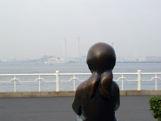 赤い靴の女の子の銅像（後姿）と山下公園から見る海