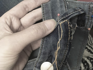 Återbruka ett par jeans till en kreativ magväska!