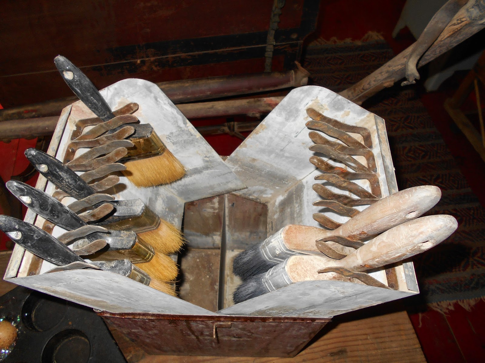 Log Cabin Antiques & Gifts Painters brush box