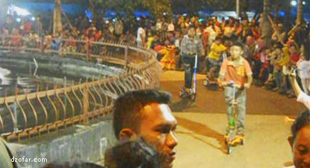 Anak kecil bermain autoped di Alun-alun Nganjuk