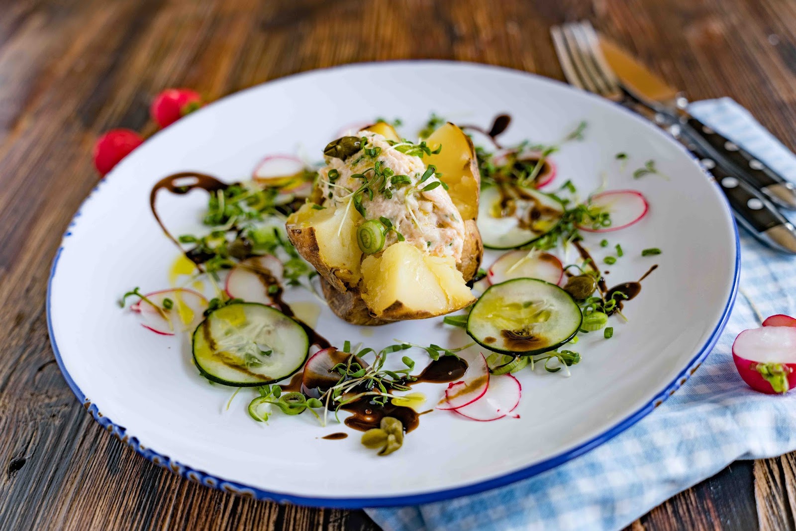 stuttgartcooking: Gebackene Kartoffel mit Lachs-Rillette und Salat ...