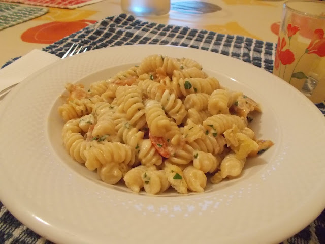 fusilli con crema di robiola e sugo di peperoni.