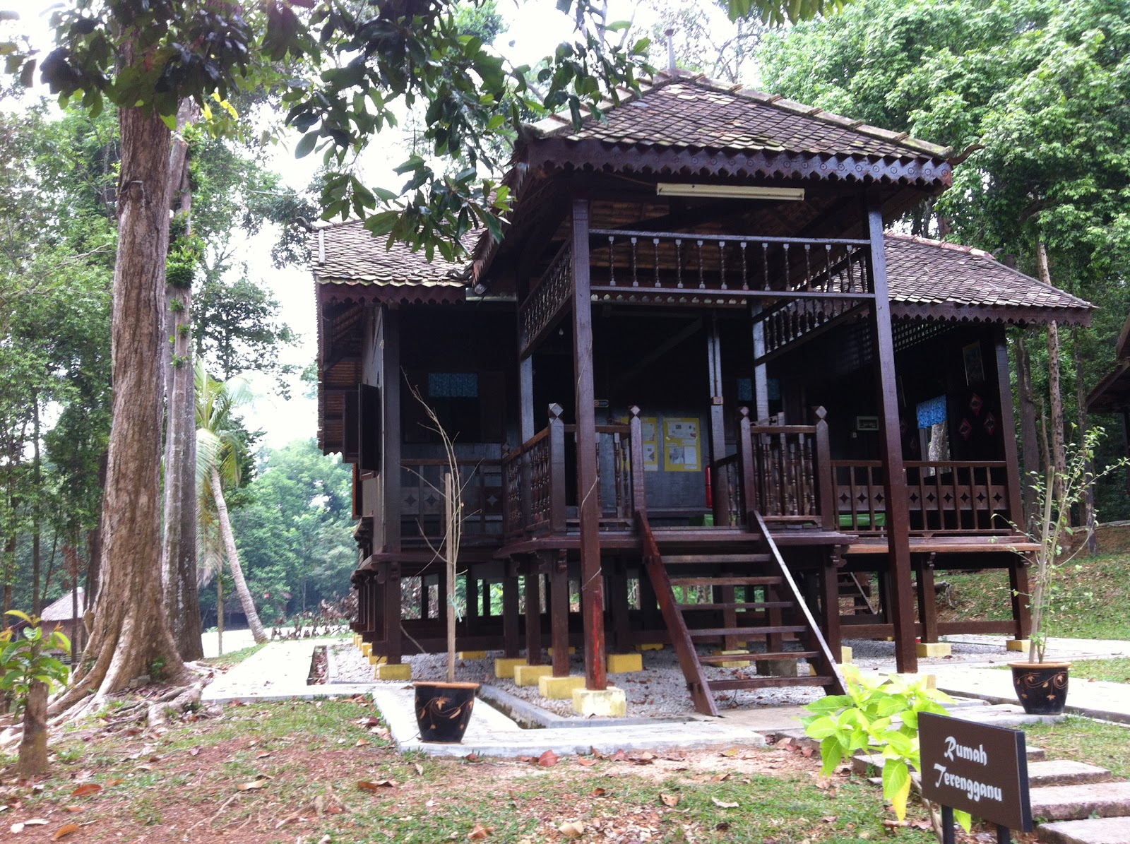 Pohon_Gallery: rumah2 tradisional di taman mini malaysia