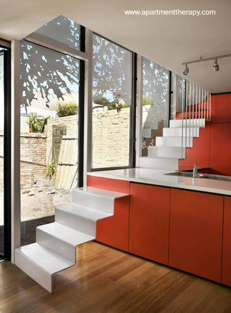 Escalera moderna integrada al mobiliario en la cocina Escalera interior original con espejo e integrada al mobiliario
