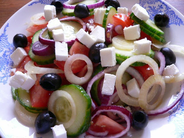 Græske frikadeller med soltørrede tomater og feta, samt græsk salat tilbehør