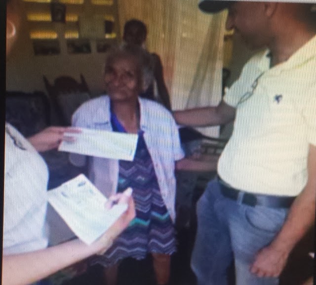 Alcalde Bohechío, entrega cheques de ayudas a personas enfermas, ancianos y con discapacidad  