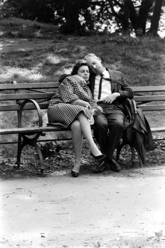 http://4.bp.blogspot.com/-irj6OgmZscg/UXuaIiHcHWI/AAAAAAAAASo/KNFB4SzO7_o/s1600/23+Couple+on+a+bench,+Central+Park,+1961.jpg
