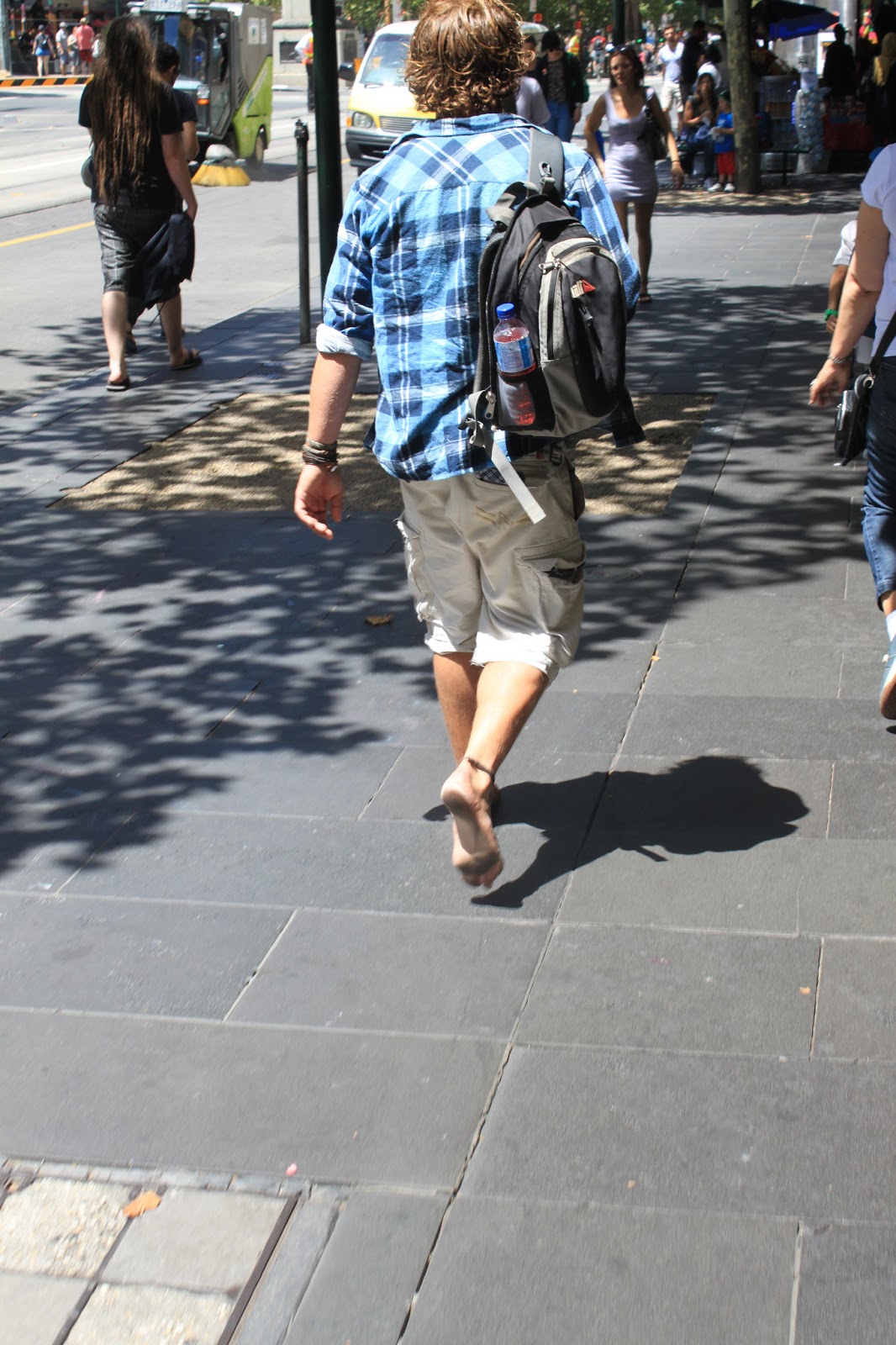 бег босиком. мальчики ходят босиком. босоногие прогулки. мальчик ноги босиком. хождение босиком.