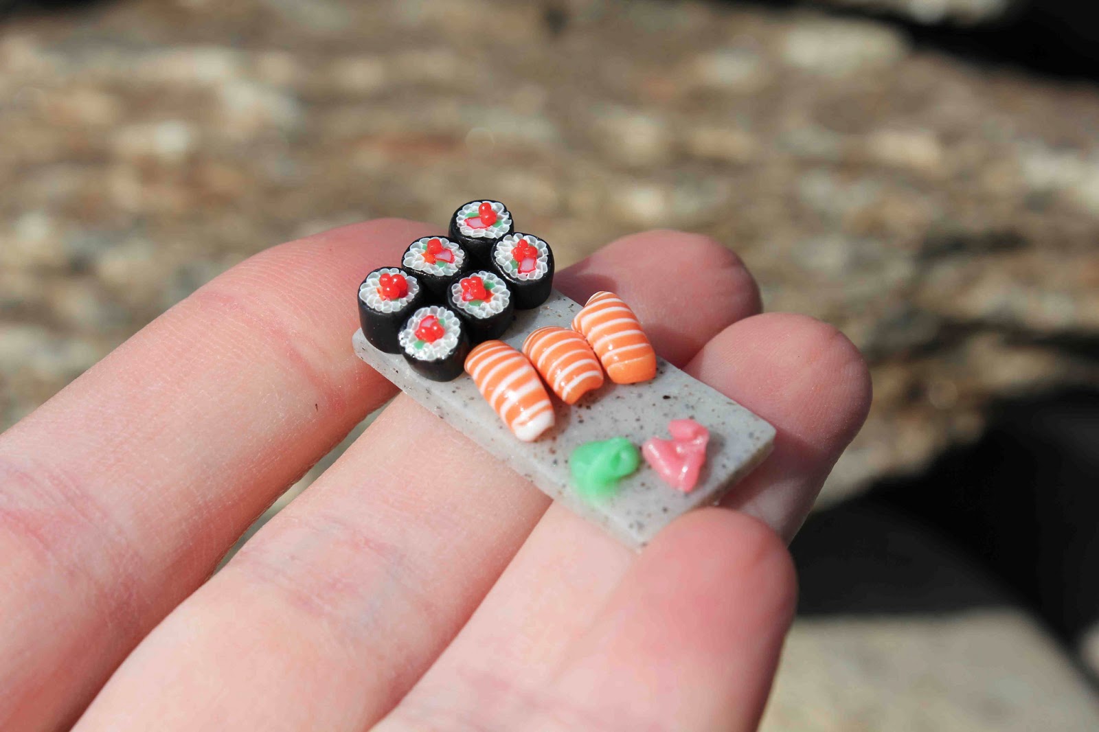Суши из пластилина. Суши из полимерной глины. Миниатюрная еда. Суши миниатюра. Мини еда из пластилина суши.