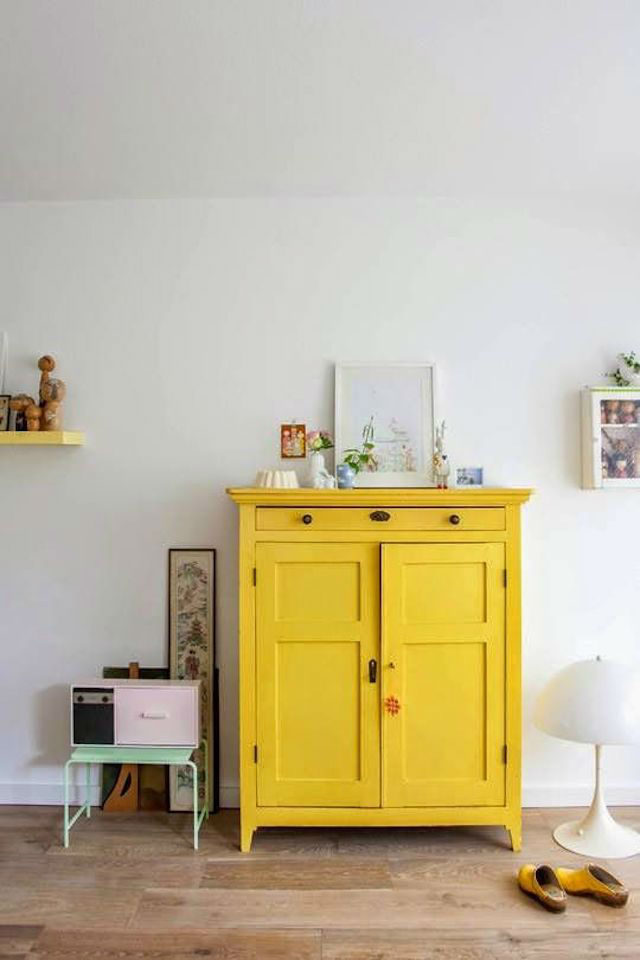 Mueble antiguo pintado en color amarillo dorado