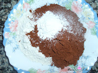 Mezclando la harina, el cacao y la levadura