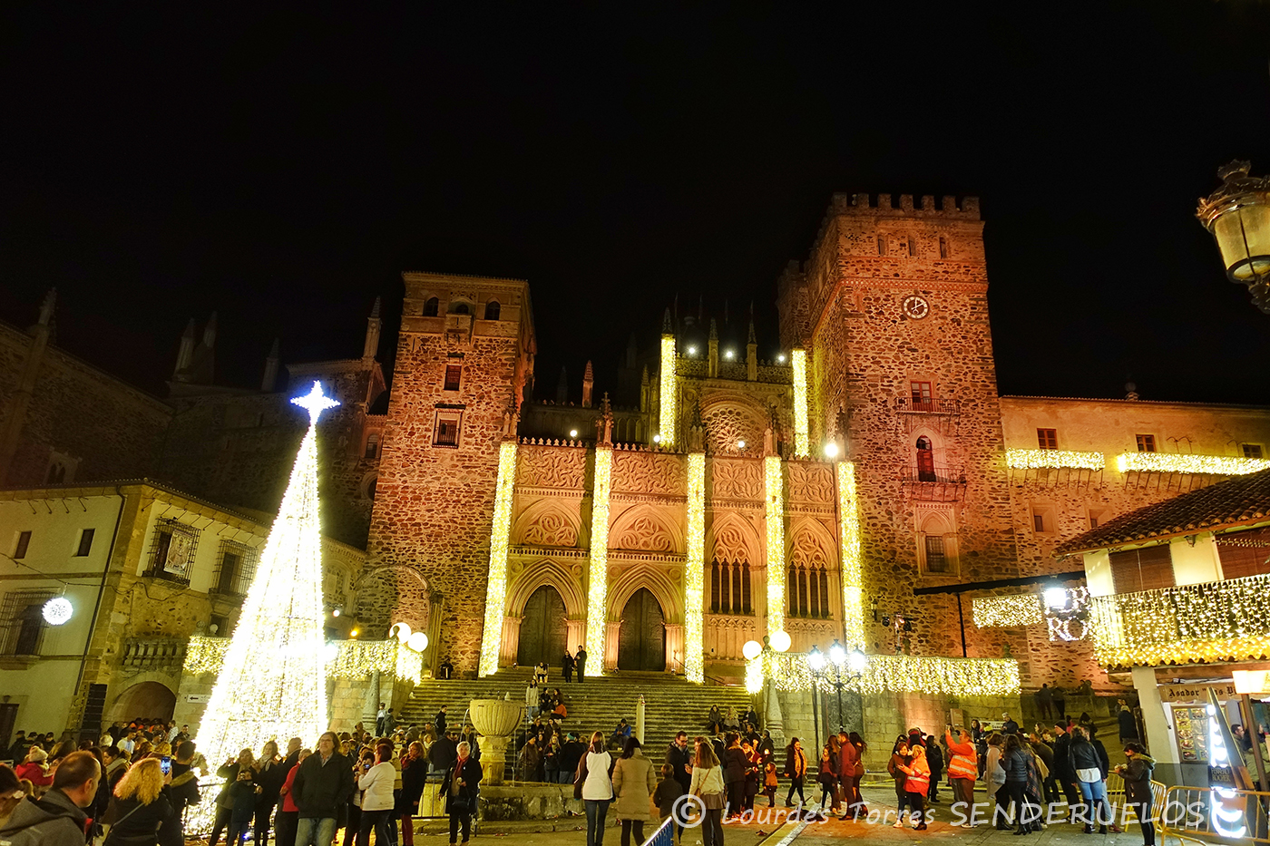 Guadalupe en Navidad. La iluminación del pueblo más bello y bueno de España SENDERUELOS