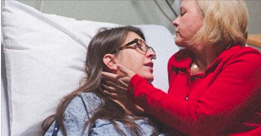Quand les docteurs voient ce qui coule entre les jambes de cette femme, ils l'emmènent d'urgence au bloc. Il lui arrive une chose très grave!