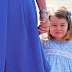 La princesse Charlotte vole la vedette en sortant de l'aéroport, vous comprendrez rapidement pourquoi!