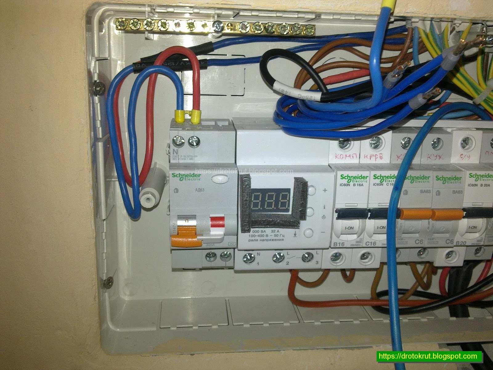 монтаж розеток. прозвонка провода мультиметром. клеммники ваго в распаечной коробке. розетка под напряжением. электричество в квартире.