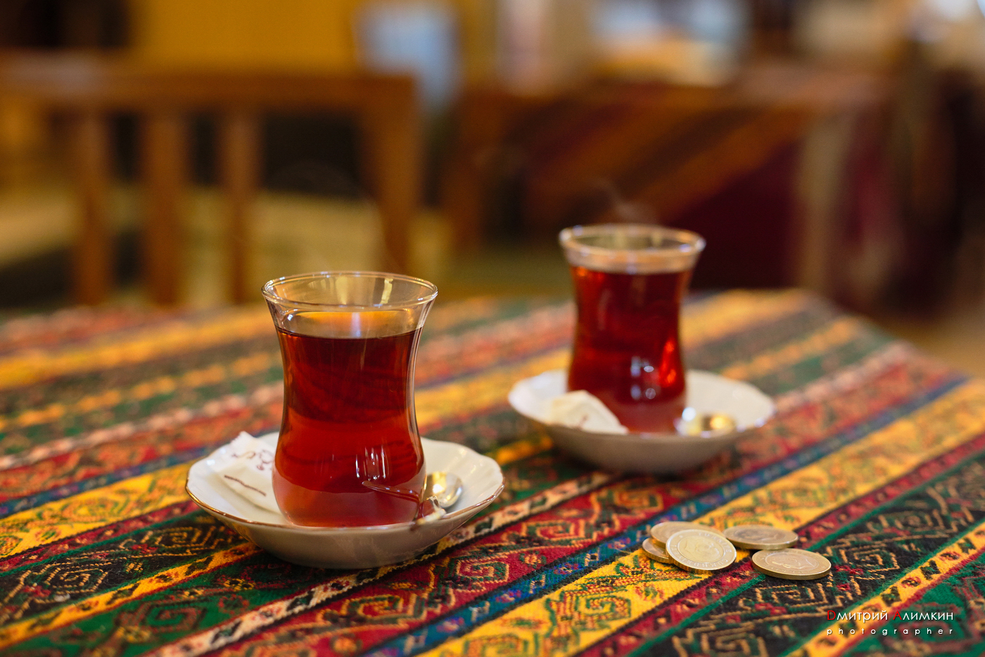 Турки пьют чай. Армуды Стамбул. Армуду чай Азербайджан. Армуд азербайджанский. Азербайджан чай армуды самовар.