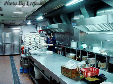 食全池上便當-中和總店|近遠東世紀廣場、探索MOTEL汽車旅館中和館|銅板價便當|雞腿飯便當、香腸飯便當