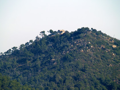 El Montpedrós amb l'ermita de Sant Antoni al seu cim des del Camí de Can Cartró El Montpedrós amb l'ermita de Sant Antoni al seu cim des del Camí de Can Cartró