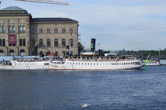 Stockholm : Devant le musée national, le bateau à vapeur ancien Stockholm : Le bateau à vapeur ancien qui assure les trajts vers les îles de l'archipel