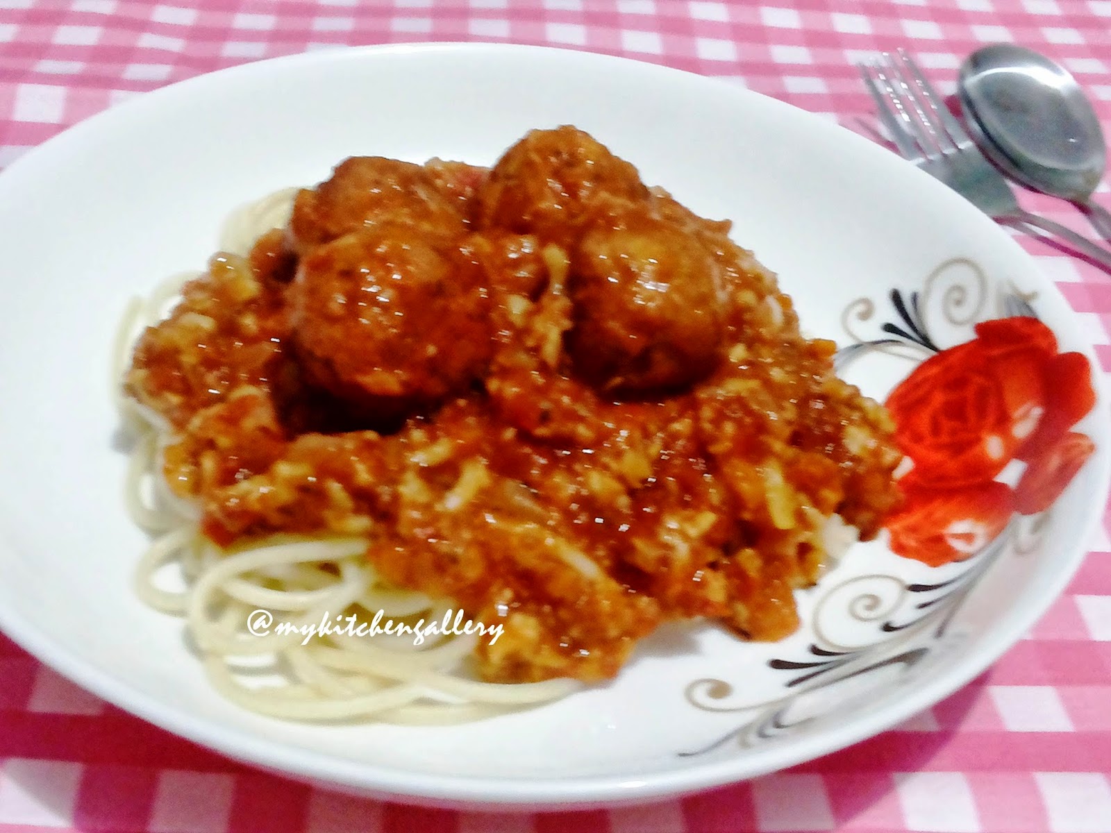 Lynn's Kitchen Spaghetti Bolognaise with Meatballs