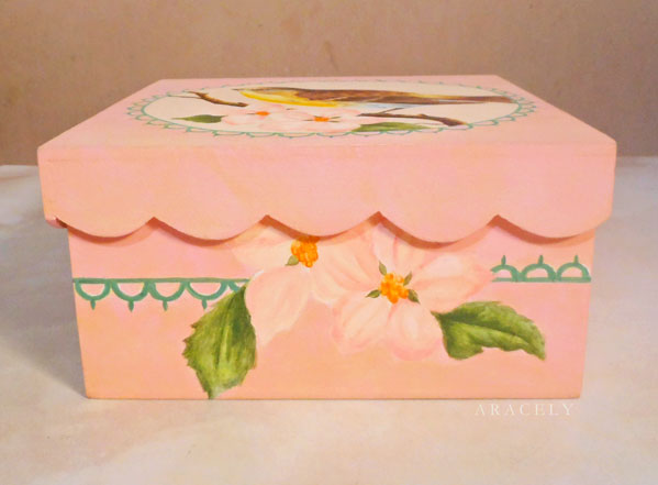 caja pintura decorativa ave y flores