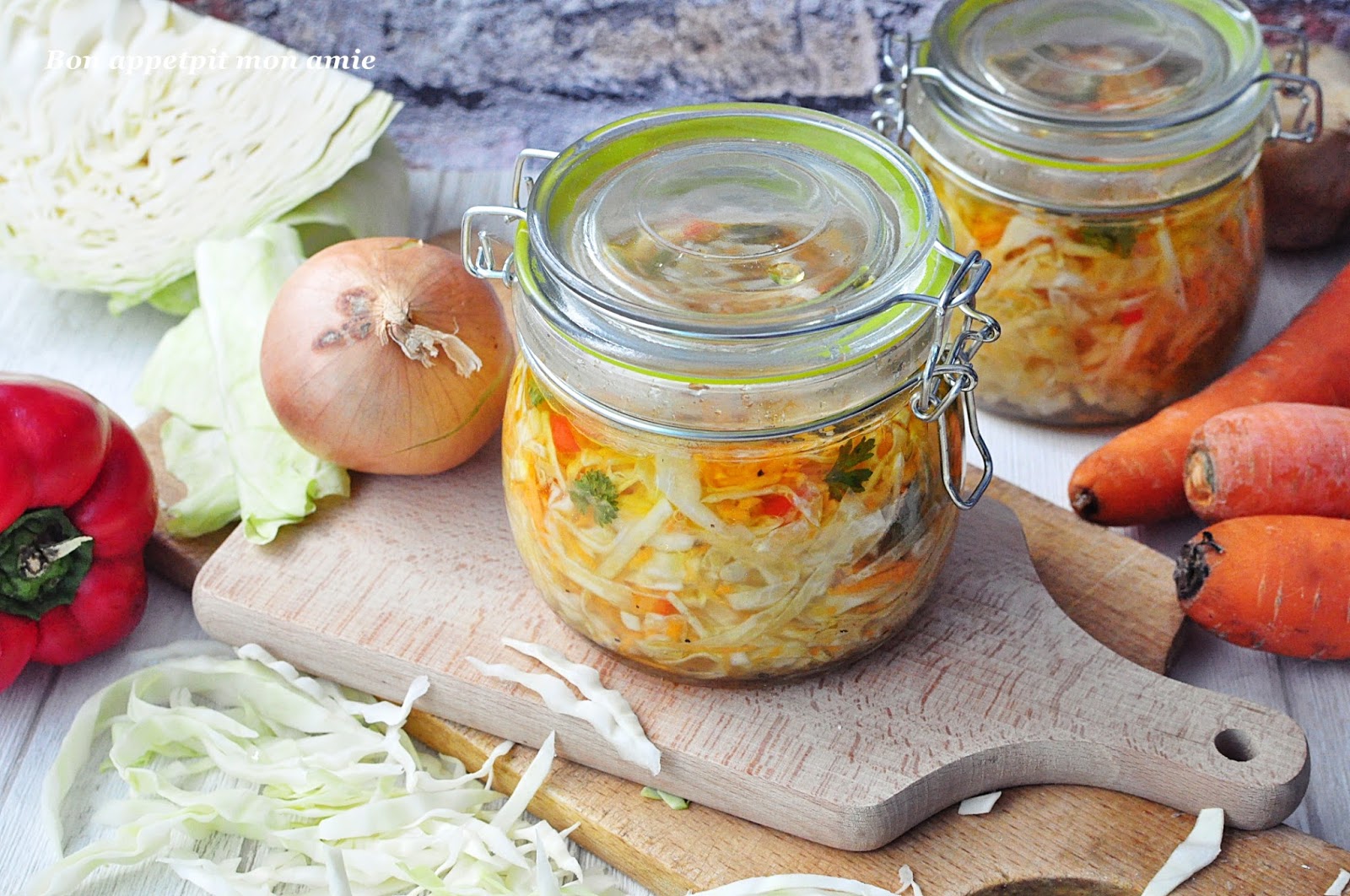 квашеная морковь на зиму в банках. квашеная морковь на зиму в банках. овощной салат на зиму. маринованная морковь. капуста квашеная с хреном.