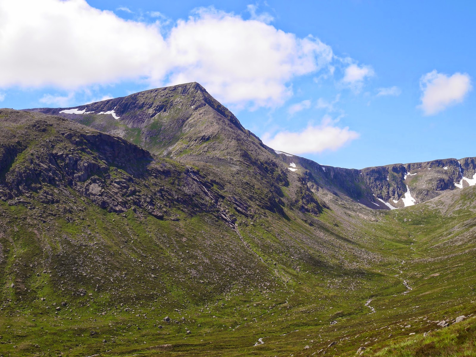 TARMACHAN MOUNTAINEERING: ANGELS RIDGE, SGOR AN LOCHAIN UAINE