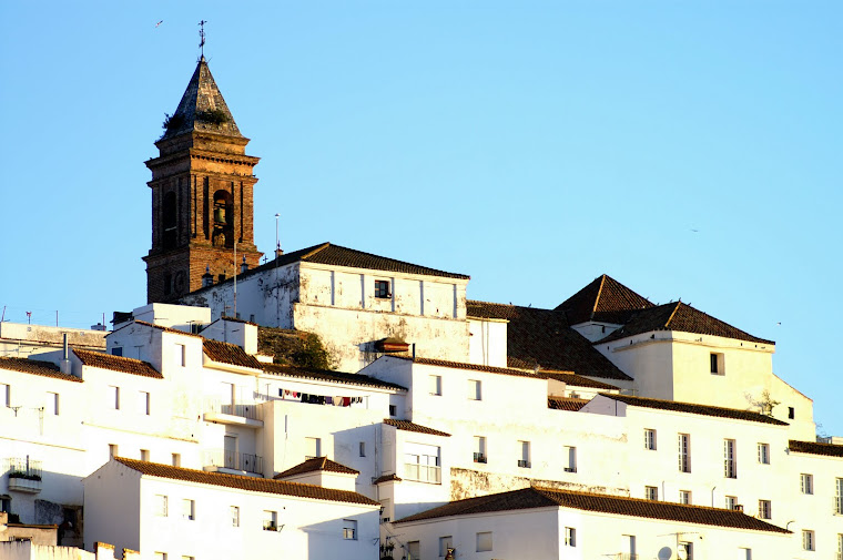 SOL SOBRE EL BLANCO DE LAS CASAS