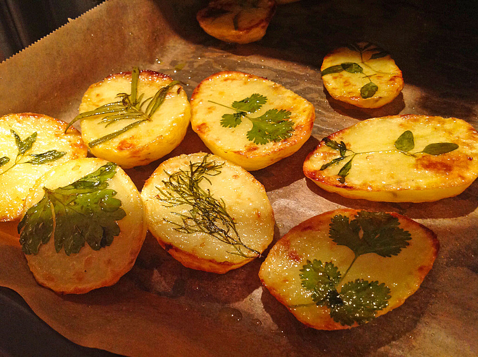 Rezeptwelt: Ofenkartoffeln mit frischen Kräutern