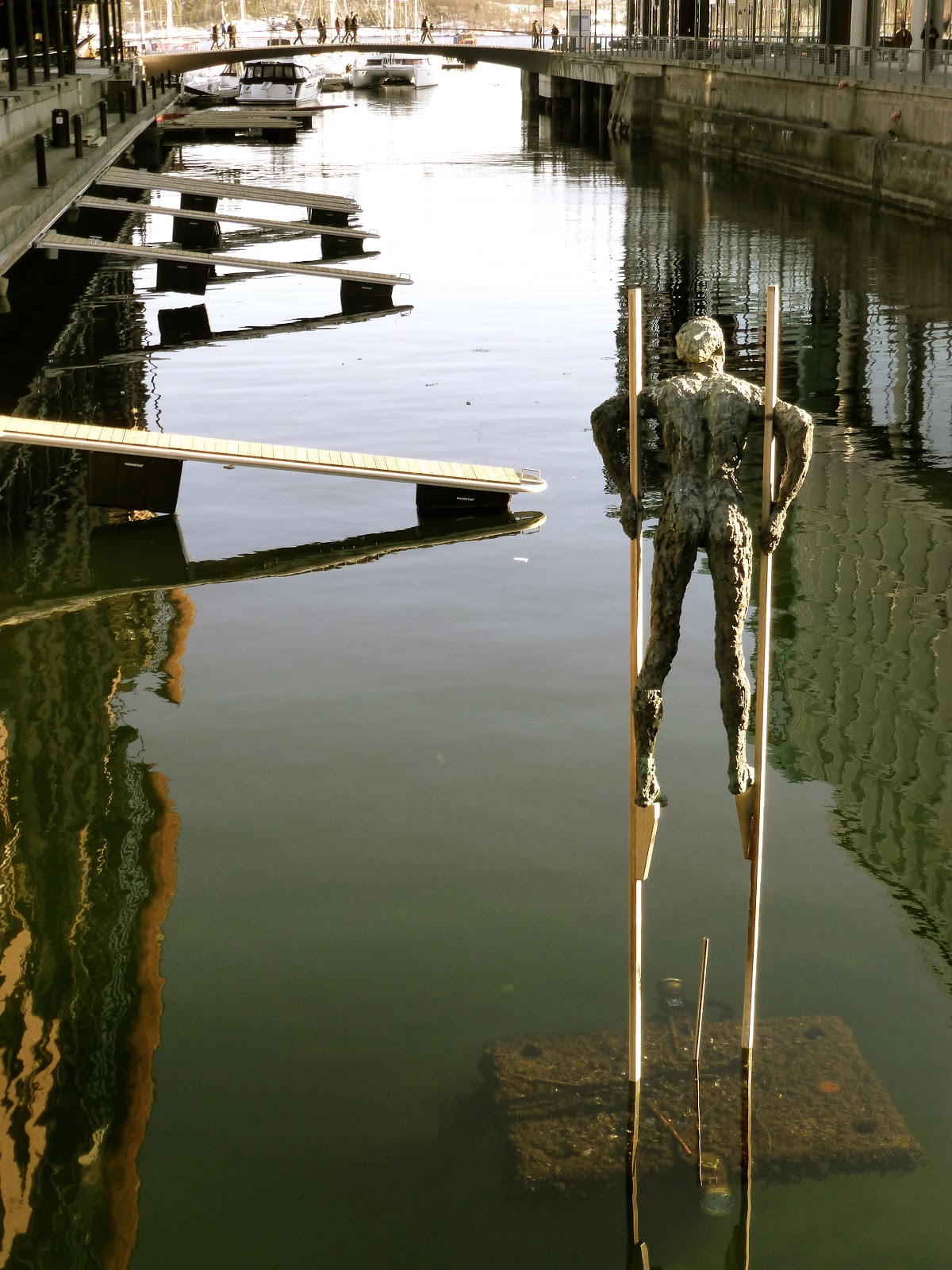 Oslo Daily Photo Man on stilts