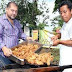 Video - Vendedor recoge chicharrones del suelo y los lava con aguas negras en un contén Video - Vendedor recoge chicharrones del suelo y los lava con aguas negras en un contén