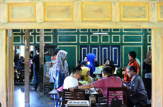Suasana di Warung Kopi Klotok, Pakem Suasana di Warung Kopi Klotok, Pakem
