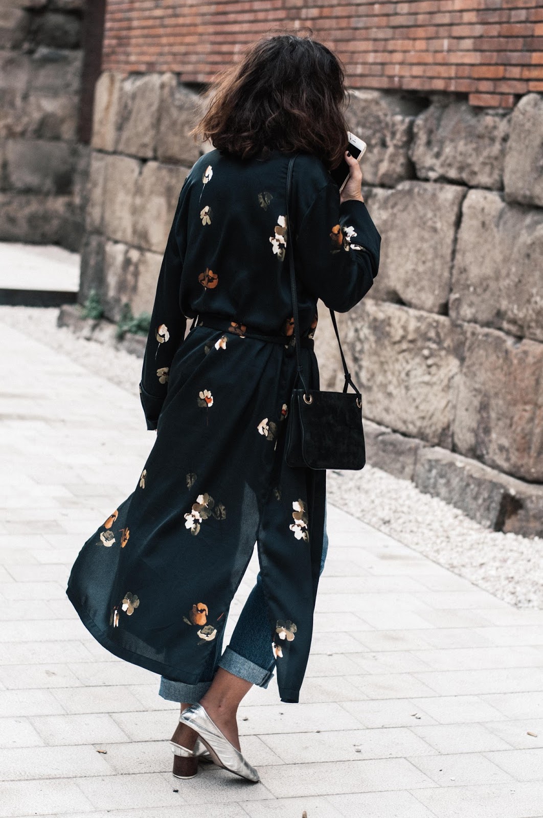 Kimono largo Mango, bolso, jeans & other stories, camiseta Bershka, zapatos Uterque