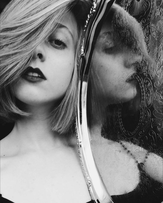 Aleksandra Wasilewska vasilevska.x instagram fotografias auto retratos preto branco surreal emotivo fashion