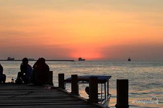 senja di dermaga kayu fort rotterdam makassar