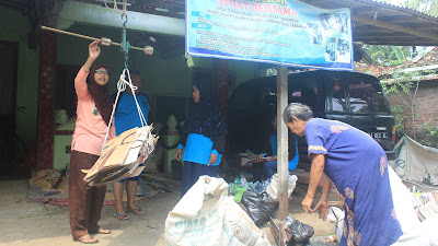 Aktivitas Mulia Ibu-Ibu Rumah Tangga Desa Tersidilor Mengelola Bank Sampah 