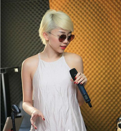 Tóc ngắn màu bạch kim nhuom toc mau trang bach kim
