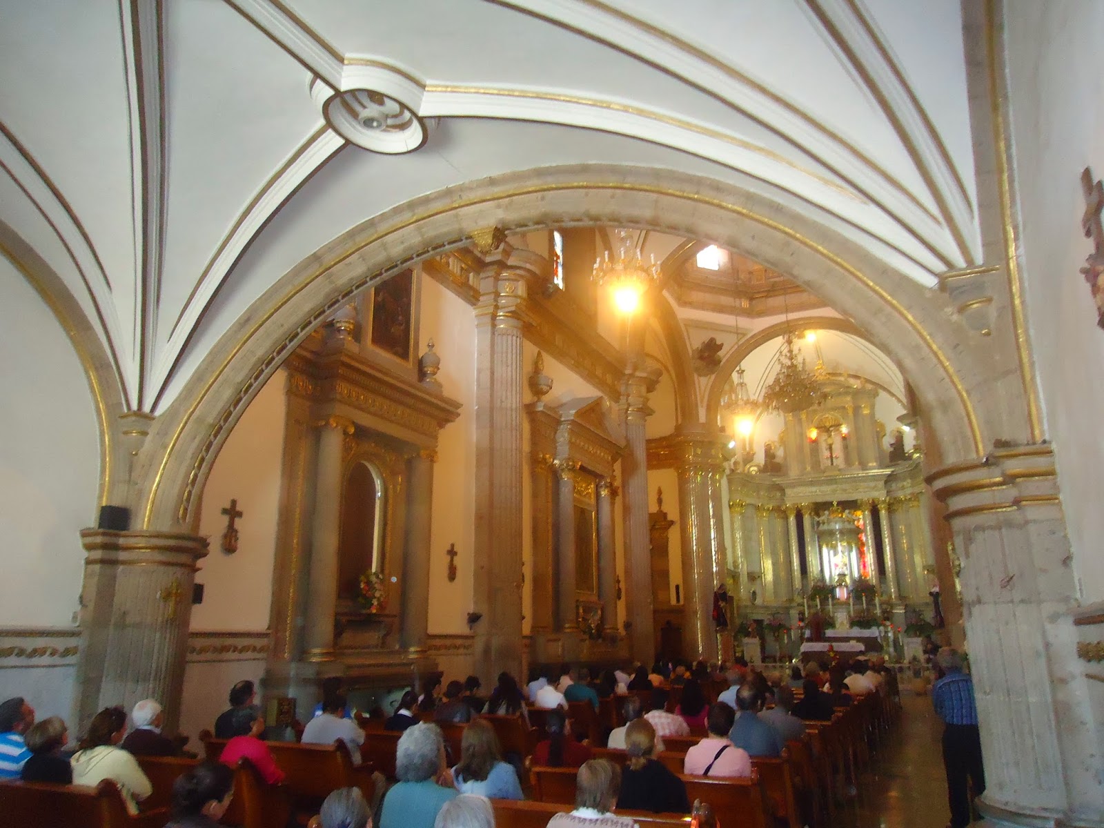 sancarlosfortin escuchando misa en basilica templo