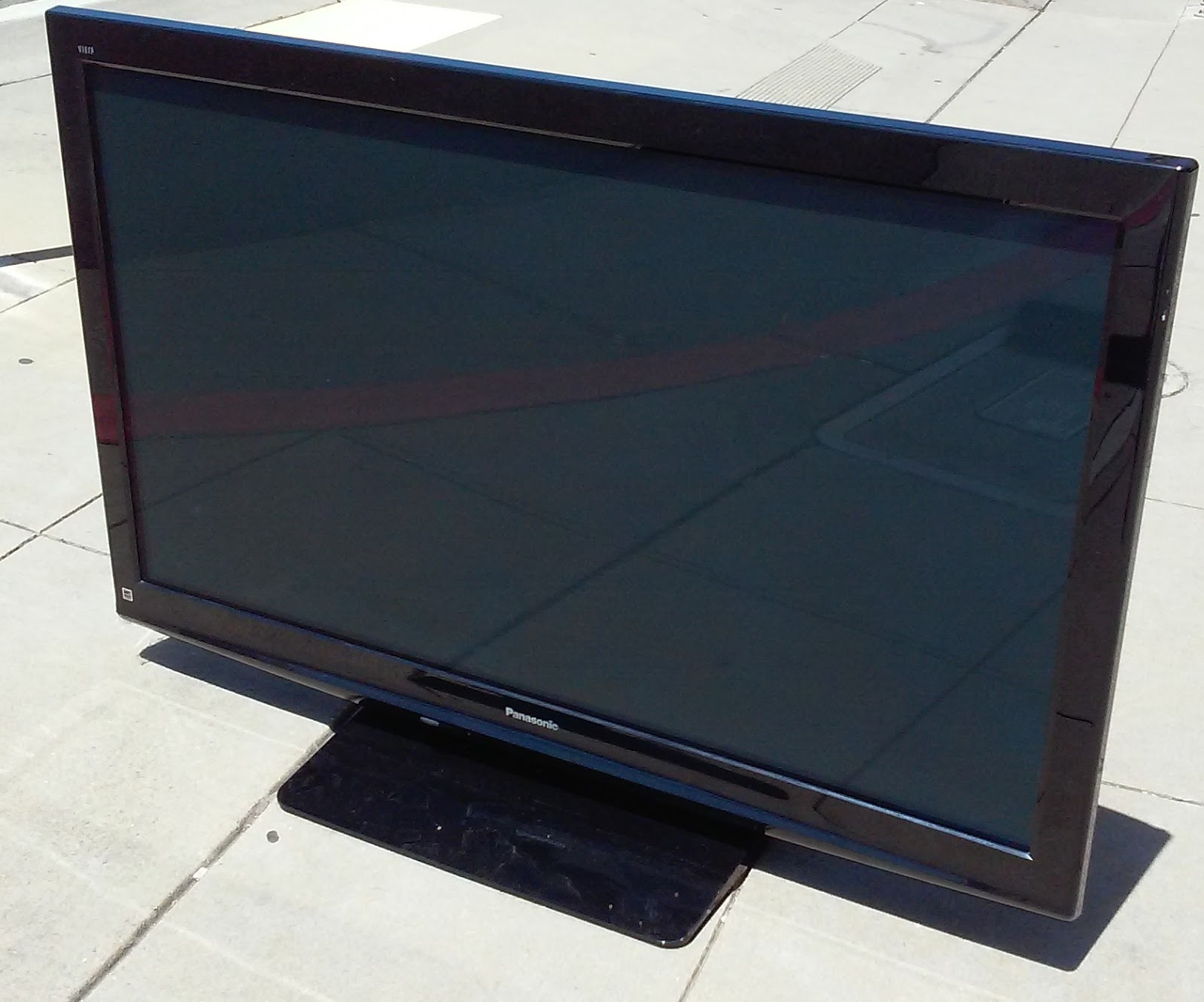 UHURU FURNITURE & COLLECTIBLES SOLD **BARGAIN BUY** 14879 Panasonic TC54PS14 2009 54" HD