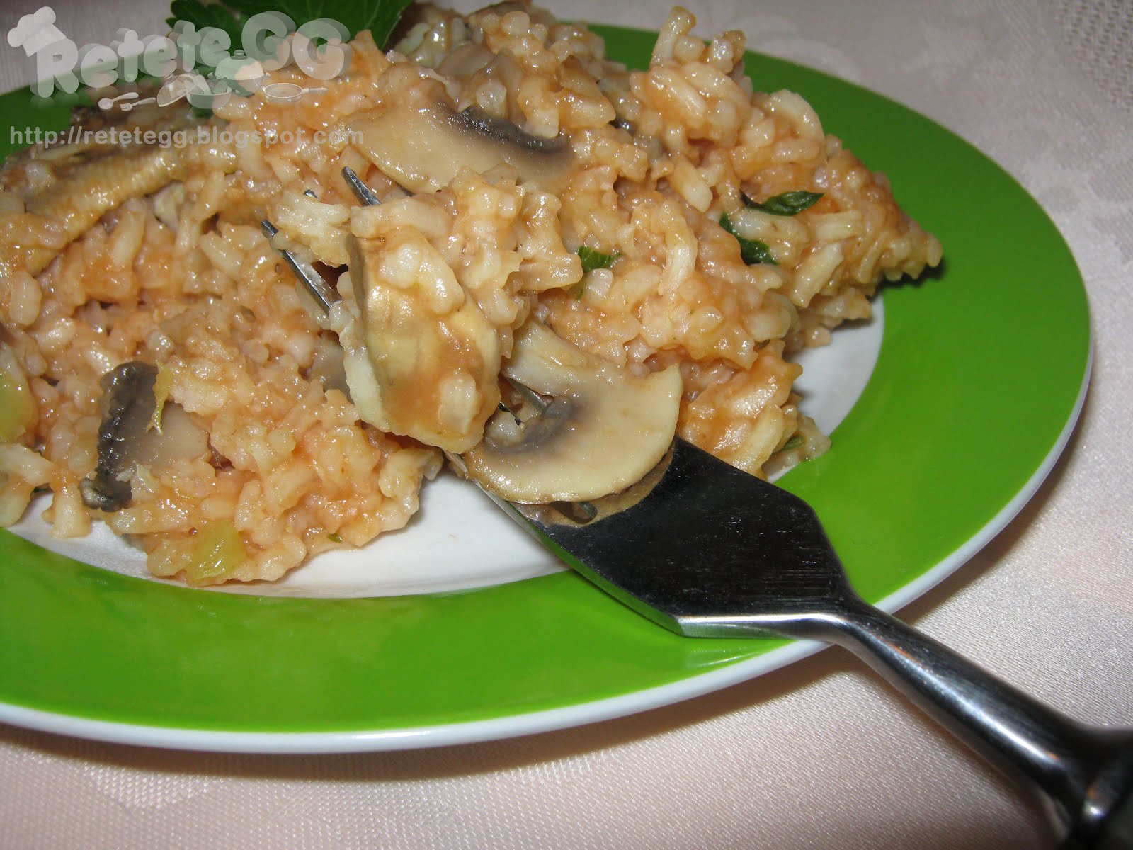 Retete gustoase si garnisite Pilaf cu aripioare de pui si ciuperci