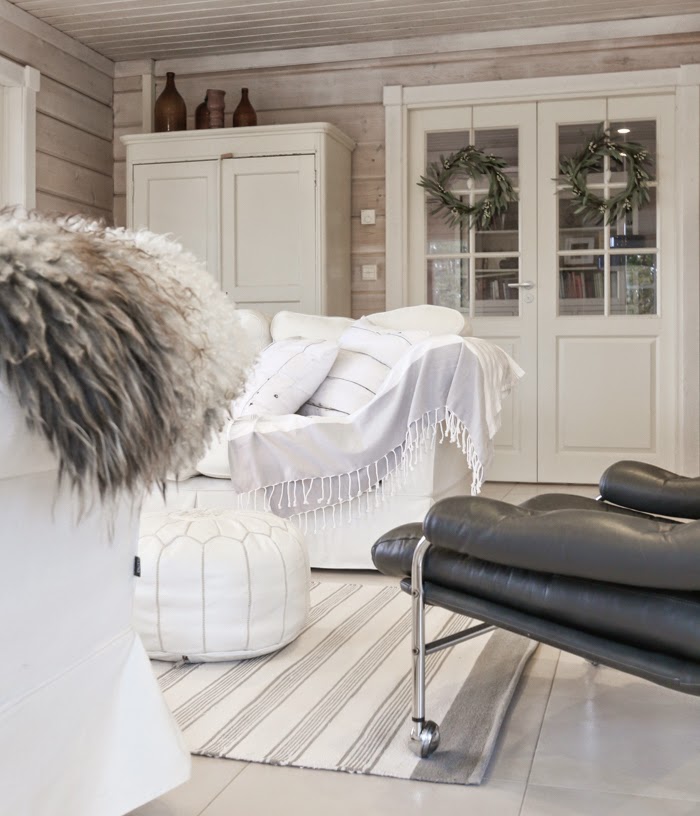 white pouf, scandinavian white livingroom, hirsitalo sisustus